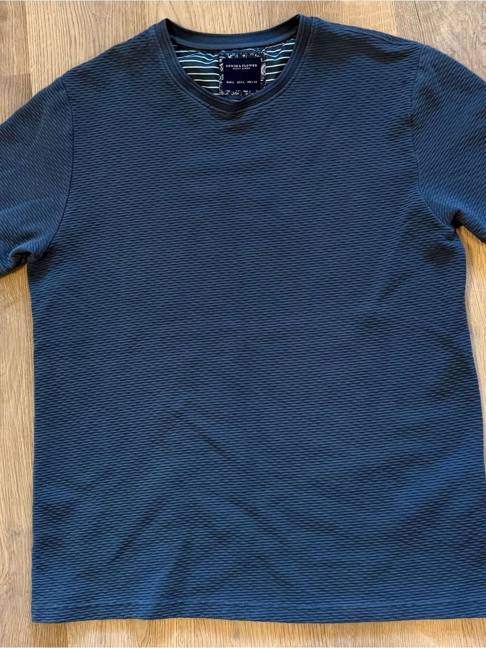 Denim & Flower Ricky Singh Textured Navy V-Neck T-Shirt Men’s Large - Picture 2 of 14